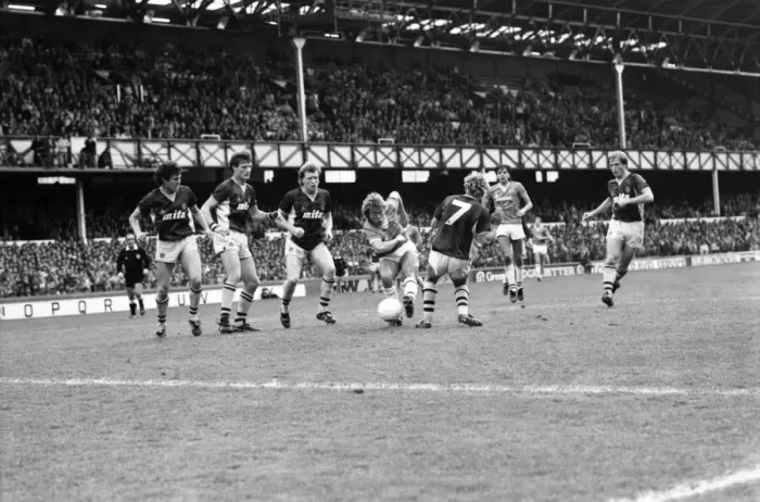 Framed Print : Everton v. Aston Villa. October 1984 MF18-01-051 The final score was a two one Framed Print : Everton v. Aston Villa. October 1984 MF18-01-051 The final score was a two one