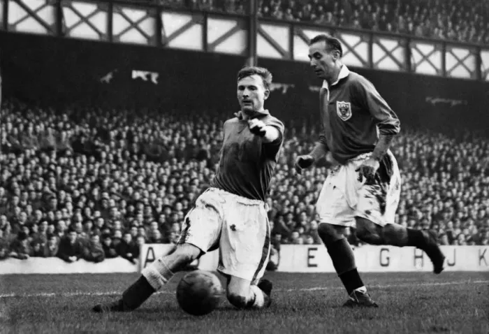 Framed Print : Everton v Blackpool. Mattthews (Blackpool) and Everton left back Dan Donovan