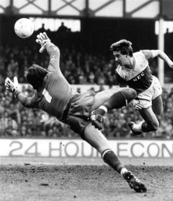 Framed Print : Everton v. Chelsea Eddie Niedzwiecki of Chelsea in action. 16th March 1986 Framed Print : Everton v. Chelsea Eddie Niedzwiecki of Chelsea in action. 16th March 1986