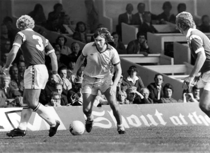 Framed Print : Everton v Leicester City. George Telfer takes on the Leicester City defence Framed Print : Everton v Leicester City. George Telfer takes on the Leicester City defence