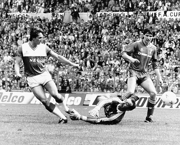 Everton V Liverpool F. A. Cup Final 1985  /  86 Season. Gary Lineker beating Bruce