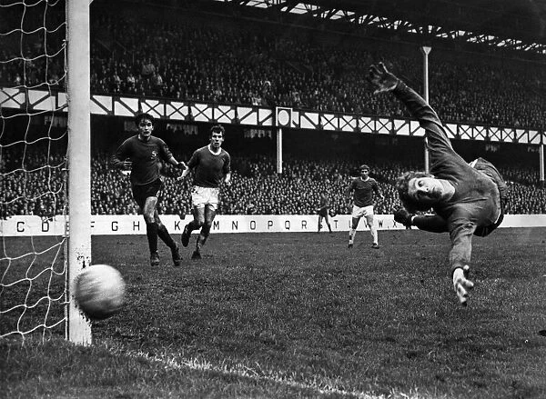 Everton v. Sunderland. Sunderland goalkeeper Montgemery misses this shot from Harvey of