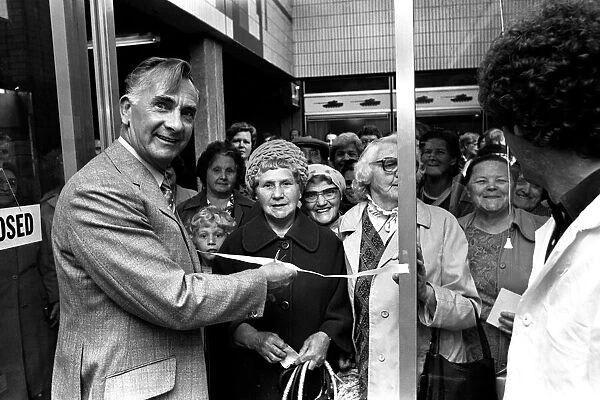 Ex Newcastle United player Jackie Milburn at the Cruddas Park Shopping Centre on 9th June