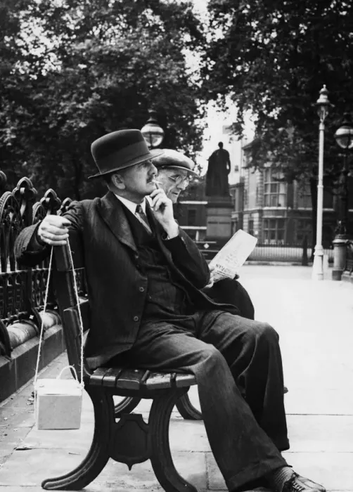 Framed Print : An ex serviceman of the last war sitting in Parliament Square with his gas mask Framed Print : An ex serviceman of the last war sitting in Parliament Square with his gas mask