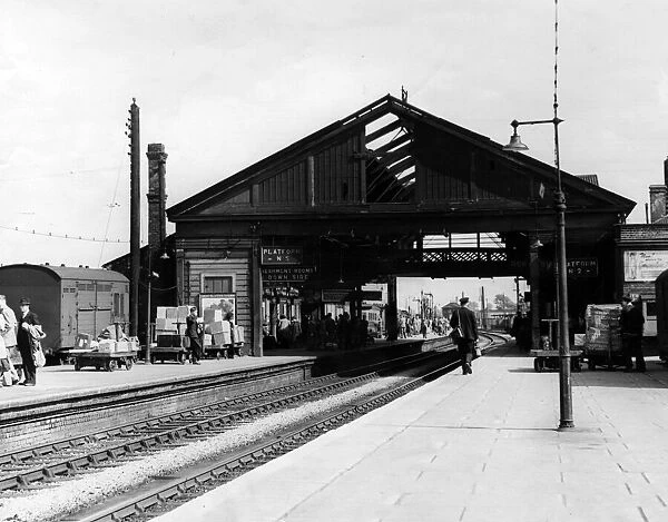 Exterior view of Banbury railway station showing the platforms and railway tracks