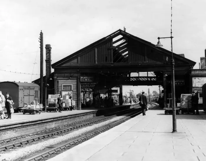 Framed Print : Exterior view of Banbury railway station showing the platforms and railway tracks
