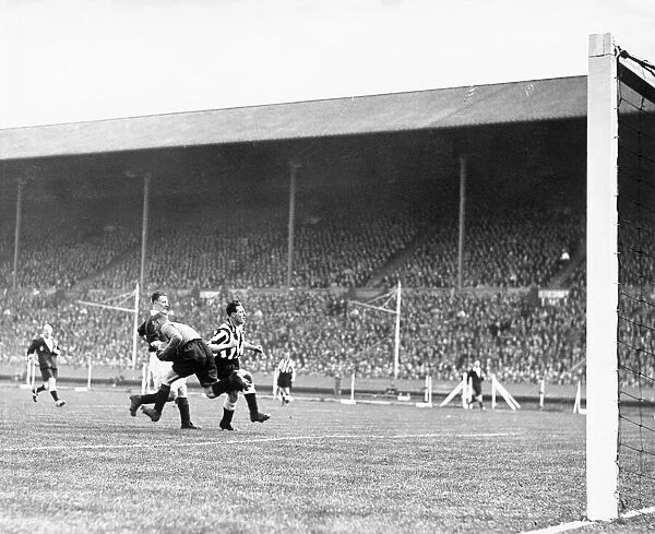 F. A Cup Final 1932. Arsenal 2 v. Newcastle 1. Moss of Arsenal rushes out to save