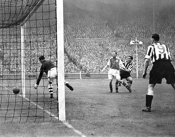 FA Cup Final 1952. Newcastle United vs Arsenal. Robledo has headed in