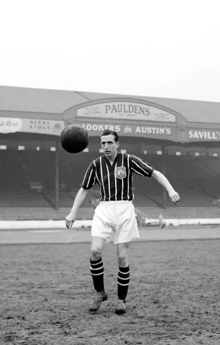Framed Print : FA Cup Final 1956. Manchester City player Ken Barnes warming up in his Wembley kit