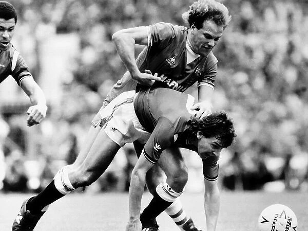 FA Cup Final 1985 Evertons Andy Gray tangles with Uniteds Bryan Robson