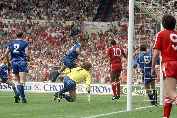 FA Cup Final 1988. Liverpool 0 v. Wimbledon 1. Vinnie Jones in front of