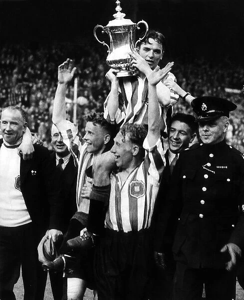 FA Cup Final at Wembley May 1937 Sunderlands H Carter Football lifts