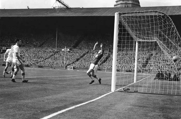 Framed Print : FA Cup Final at Wembley Stadium 4th May 1957 Manchester United v Aston Villa