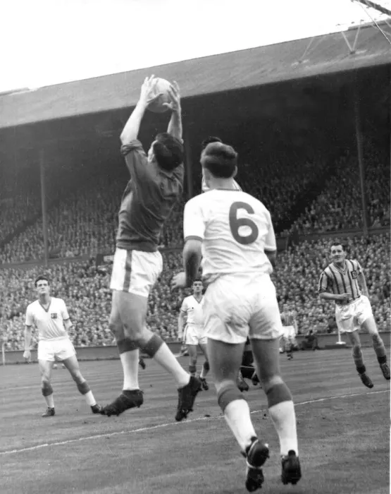 Framed Print : FA Cup Final at Wembley Stadium 4th May 1957 Manchester United v Aston Villa Framed Print : FA Cup Final at Wembley Stadium 4th May 1957 Manchester United v Aston Villa