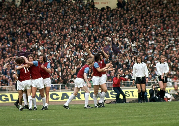 FA Cup Final West Ham v Fulham May 1975 West Ham celebrate following Tommy Taylors