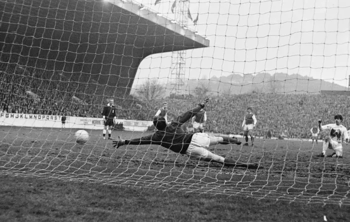 Framed Print : FA Cup Third Round match at Hillsborough Sheffield Wednesday 1-1 Leeds United