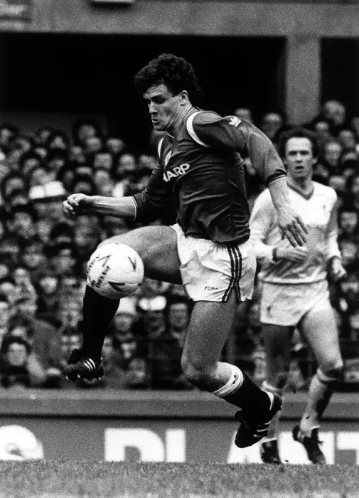 Framed Print : FA Cup Semi Final at Goodison Park April 1985 Manchester United v Liverpool Framed Print : FA Cup Semi Final at Goodison Park April 1985 Manchester United v Liverpool