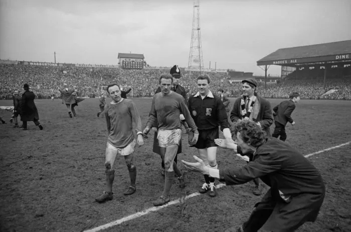 Framed Print : FA Cup Semi Final match at Burnden Park, Bolton. Everton 1 v Manchester United 0 Framed Print : FA Cup Semi Final match at Burnden Park, Bolton. Everton 1 v Manchester United 0