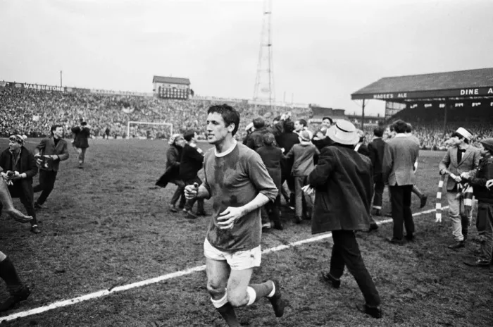 Framed Print : FA Cup Semi Final match at Burnden Park, Bolton. Everton 1 v Manchester United 0