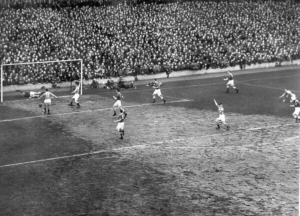 FA Cup semi final replay, 14th March 1951. Birmingham keeper Merrick fails to hold onto a