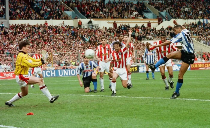 Framed Print : FA Cup Semi Final at Wembley Stadium. Sheffield Wednesday 2 v Sheffield United 1