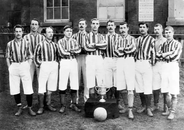 Framed Print : FA Cup Winners West Bromwich Albion pose for a team group photograph with the trophy Framed Print : FA Cup Winners West Bromwich Albion pose for a team group photograph with the trophy