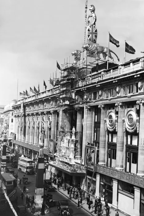 Framed Print : The facade of Selfridges store in Oxford Street, London
