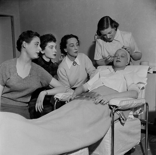 Face Treatment - June Thorburn. December 1952 C6104 - 001