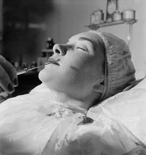 Face Treatment - June Thorburn. December 1952 C6104 - 002