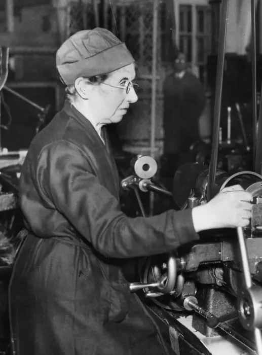 Framed Print : Factory worker Mrs C Kyle at work in a Birmingham munitions factory during the Second Framed Print : Factory worker Mrs C Kyle at work in a Birmingham munitions factory during the Second