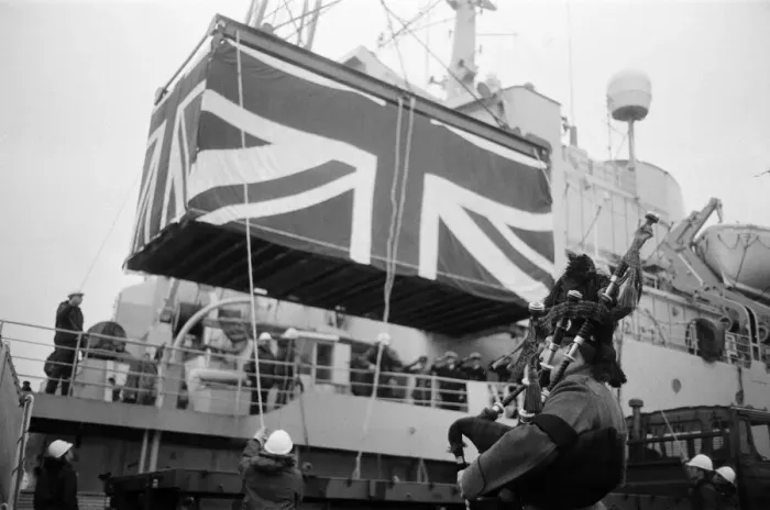 Framed Print : Fallen heroes from the Falklands come home. Sixty four bodies are brought back in Union
