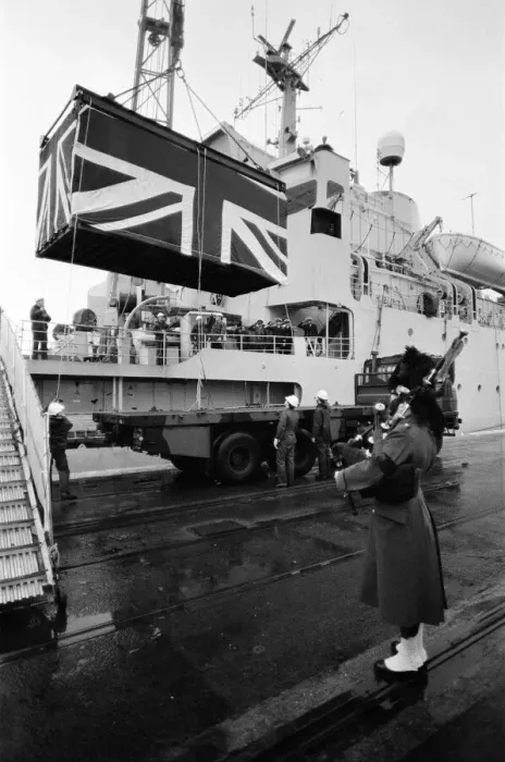 Framed Print : Fallen heroes from the Falklands come home. Sixty four bodies are brought back in Union Framed Print : Fallen heroes from the Falklands come home. Sixty four bodies are brought back in Union