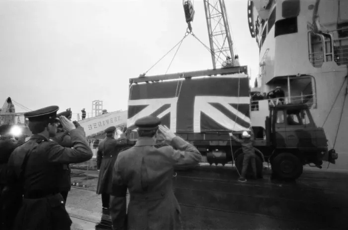 Framed Print : Fallen heroes from the Falklands come home. Sixty four bodies are brought back in Union Framed Print : Fallen heroes from the Falklands come home. Sixty four bodies are brought back in Union