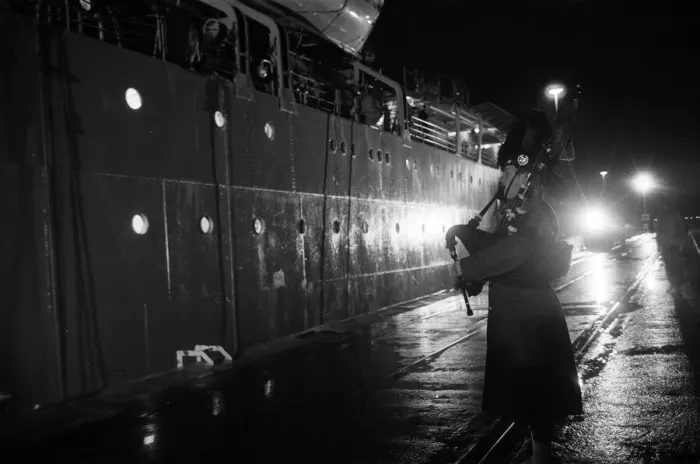 Framed Print : Fallen heroes from the Falklands come home. Sixty four bodies are brought back in Union Framed Print : Fallen heroes from the Falklands come home. Sixty four bodies are brought back in Union