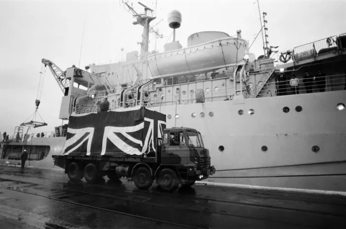 Framed Print : Fallen heroes from the Falklands come home. Sixty four bodies are brought back in Union Framed Print : Fallen heroes from the Falklands come home. Sixty four bodies are brought back in Union