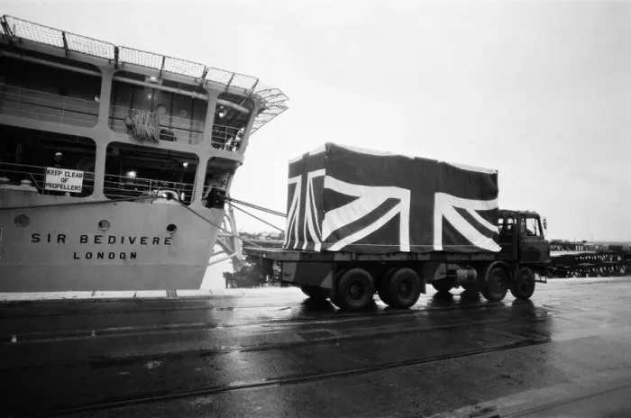 Framed Print : Fallen heroes from the Falklands come home. Sixty four bodies are brought back in Union Framed Print : Fallen heroes from the Falklands come home. Sixty four bodies are brought back in Union