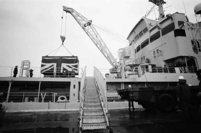 Framed Print : Fallen heroes from the Falklands come home. Sixty four bodies are brought back in Union