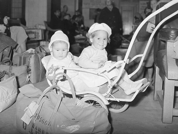 Families return from Suez Canal Zone 1951 B5629X3