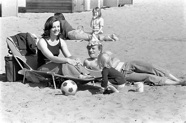 A family enjoying the hot weather at Margate Beach. April 1975 75-2073-004