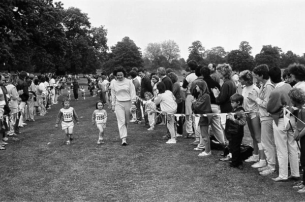 Family fun run in Prospect Park, Reading. 8th June 1986