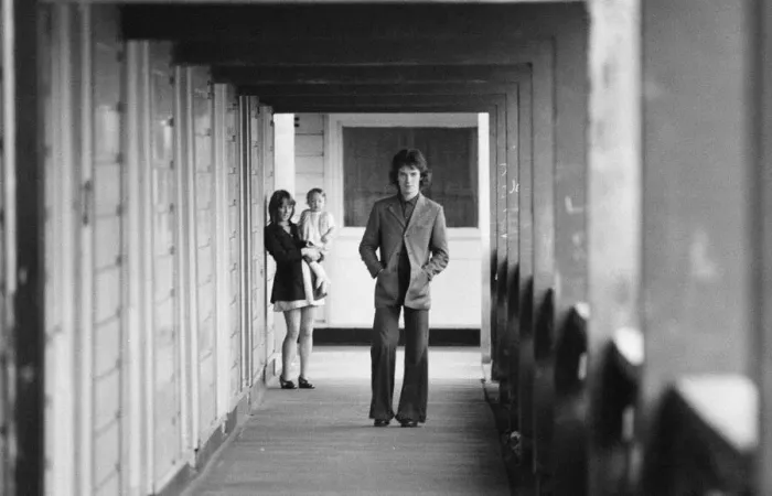 Framed Print : Family living at Hulme Crescents, a housing development situated in the Hulme district of Framed Print : Family living at Hulme Crescents, a housing development situated in the Hulme district of