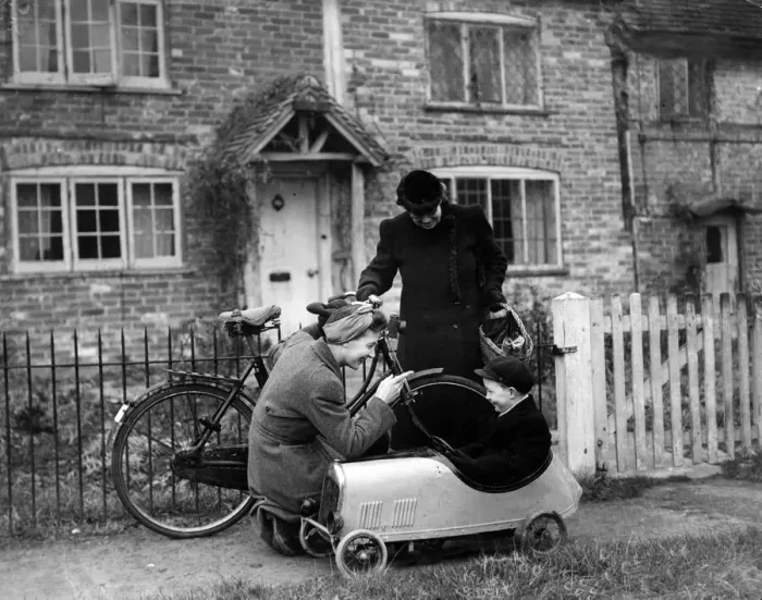 Framed Print : A family pictured in Charlwood, Surrey, during World War Two. 12th December 1943 Framed Print : A family pictured in Charlwood, Surrey, during World War Two. 12th December 1943