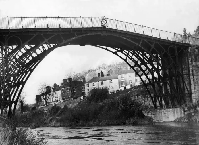 Framed Print : The famous iron bridge which crosses the River Severn at Ironbridge, Shropshire