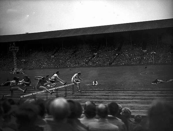 Fanny Blankers Koen wins from Maureen Gardner Aug 1948 at Wembley in the 80