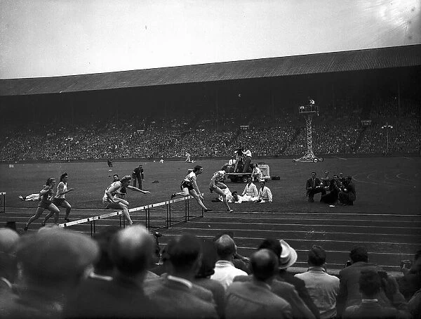 Fanny Blankers Koen wins from Maureen Gardner Aug 1948 at Wembley in the London