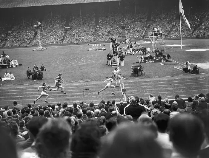 Framed Print : Fanny Blankers Koen wins from Maureen Gardner Aug 1948 at Wembley in the London