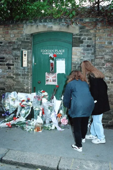 Framed Print : Fans gather outside the Kensington, West London, home of singer Freddie Mercury who died Framed Print : Fans gather outside the Kensington, West London, home of singer Freddie Mercury who died