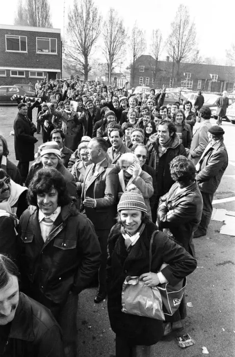 Framed Print : Fans queue for FA Cup Final Tickets, 15th April 1976