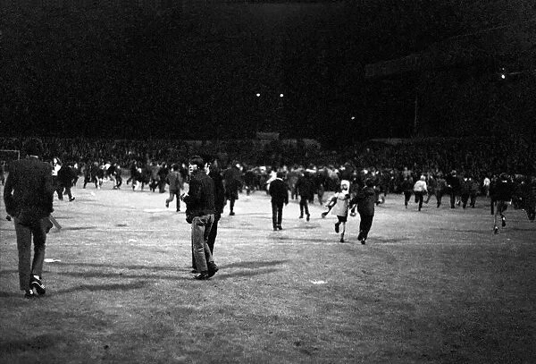 Fans run onto the pitch. Mansfield v. Liverpool. September 1970 71-00193-001