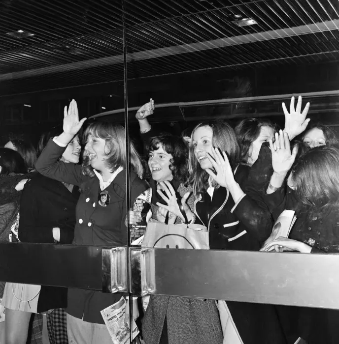 Framed Print : Fans waiting for The Osmonds at the Albany Hotel, Birmingham. 7th November 1972